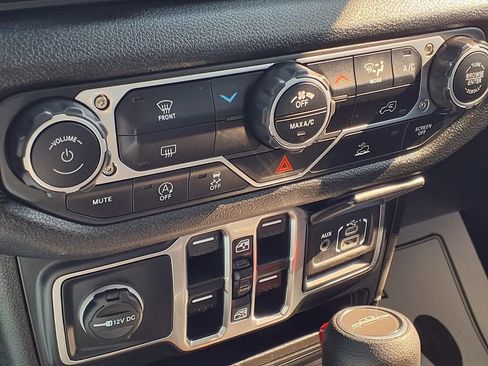 Used 2025 Jeep Gladiator Sport image 13