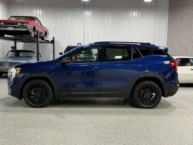 Certified 2023 GMC Terrain SLT w/ Infotainment Package II AWD/4WD image 2