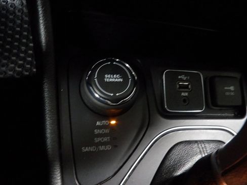 Used 2020 Jeep Cherokee Latitude w/ Cold Weather Group AWD/4WD image 14