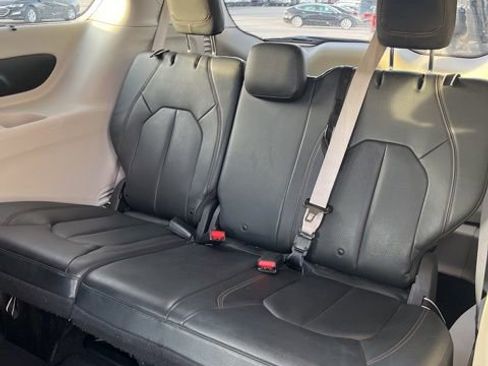 Used 2019 Chrysler Pacifica Touring-L image 34