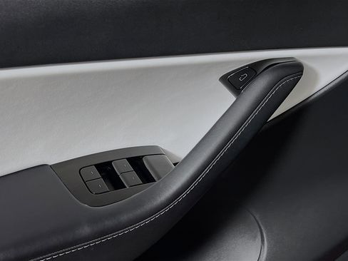 Used 2021 Tesla Model Y Long Range image 17