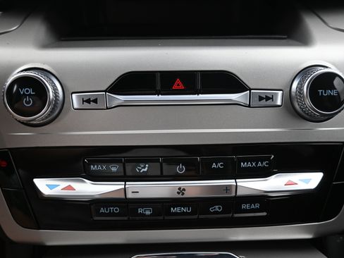 Used 2022 Ford Explorer XLT image 17