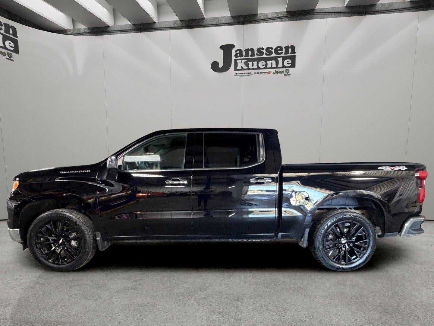 Used 2022 Chevrolet Silverado 1500 LTZ w/ LTZ Convenience Package II AWD/4WD image 2