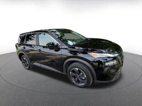 Used 2025 Nissan Rogue SV AWD/4WD image 2