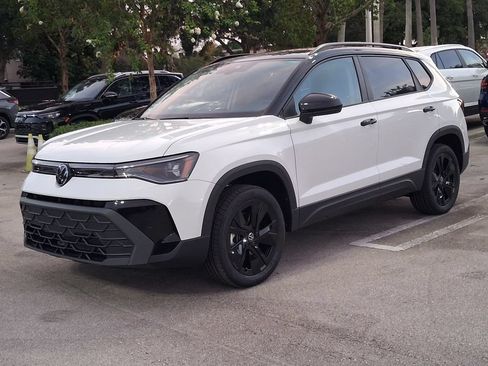 New 2026 Volkswagen Taos SE FWD image 3
