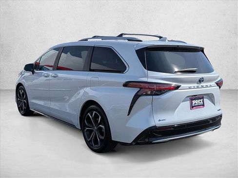 Used 2025 Toyota Sienna Platinum FWD image 8