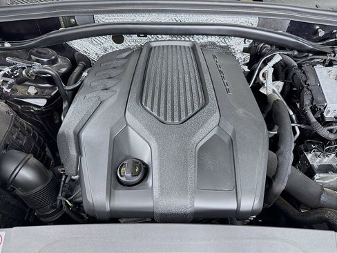 Certified 2025 Porsche Macan image 32