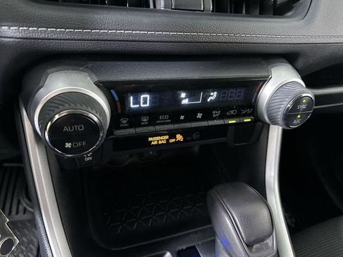 Used 2021 Toyota RAV4 LE AWD/4WD image 17