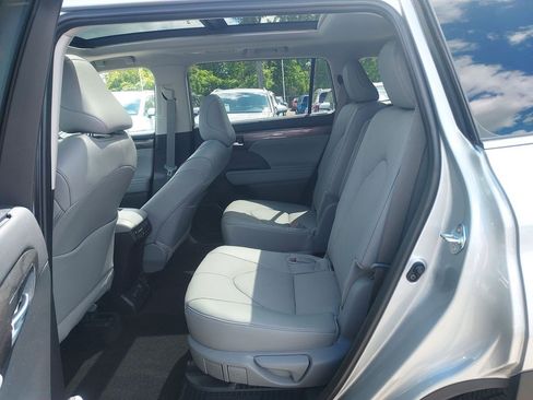 Used 2025 Toyota Highlander Platinum AWD/4WD image 37