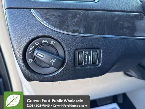 Used 2014 Chrysler Town & Country Touring image 15