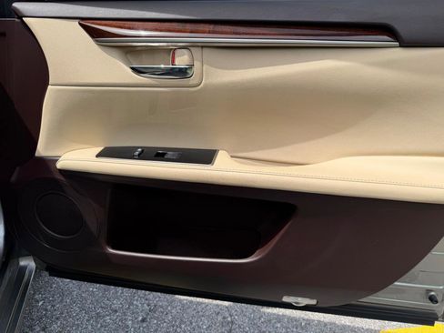 Used 2016 Lexus ES 350 w/ Premium Package w/Wood Trim FWD image 24