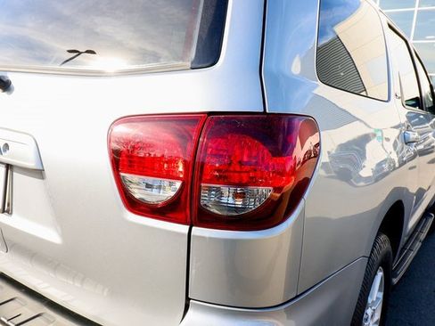 Used 2018 Toyota Sequoia SR5 image 21