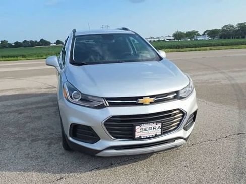 Used 2020 Chevrolet Trax LT w/ LT Convenience Package FWD image 2