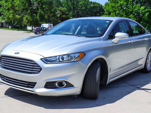 Used 2016 Ford Fusion SE w/ Equipment Group 202A FWD image 3
