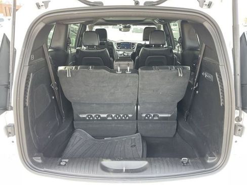 Used 2022 Chrysler Pacifica Limited w/ Uconnect Theater Family Group image 25