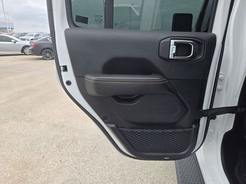 Used 2025 Jeep Gladiator Sport image 14