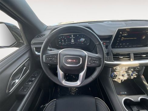 Used 2024 GMC Yukon SLT w/ SLT Luxury Package image 12