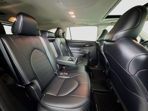 Used 2021 Toyota Highlander XLE image 26