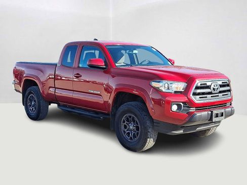 Certified 2017 Toyota Tacoma SR5 image 5