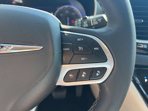 Used 2023 Chrysler Pacifica Touring-L FWD image 12