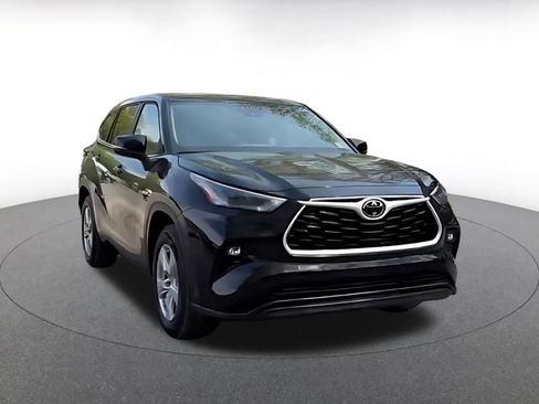 Used 2025 Toyota Highlander LE FWD image 3