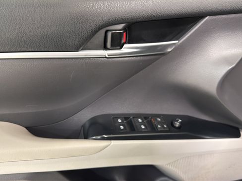 Used 2020 Toyota Camry LE w/ Convenience Package FWD image 12