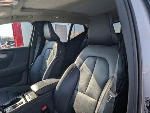 Used 2024 Volvo XC40 B5 Core image 6