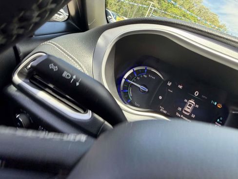 Used 2024 Chrysler Pacifica Limited FWD image 32