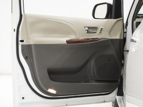 Used 2011 Toyota Sienna Limited w/ Premium Pkg image 16