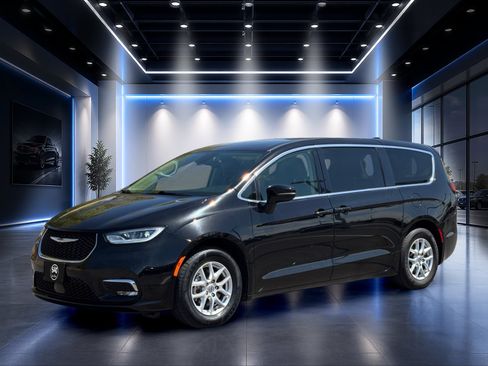 Used 2024 Chrysler Pacifica Touring-L FWD image 8