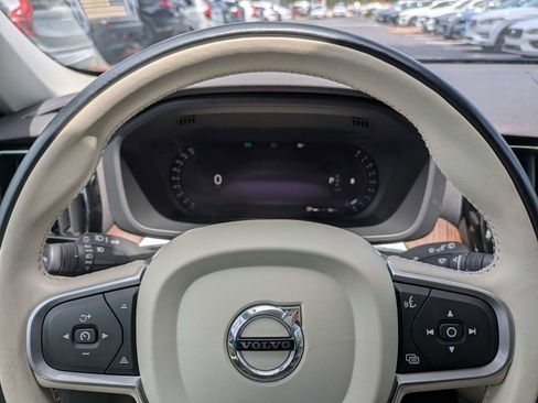 Certified 2022 Volvo XC60 B5 Momentum FWD image 36