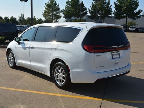 Used 2024 Chrysler Pacifica Touring-L FWD image 8