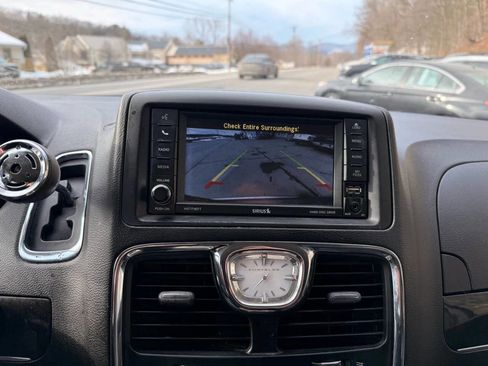 Used 2016 Chrysler Town & Country Touring image 14