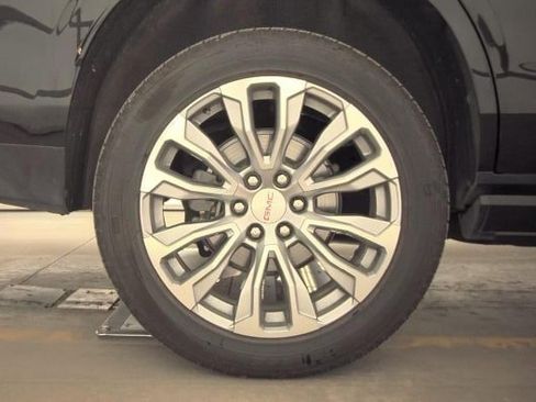 Used 2023 GMC Yukon Denali image 12