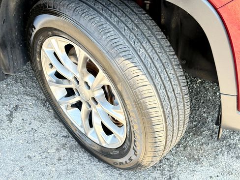 Used 2019 Jeep Cherokee Latitude Plus w/ Comfort/Convenience Group image 92