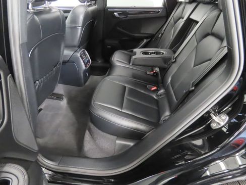 Certified 2025 Porsche Macan AWD/4WD image 44