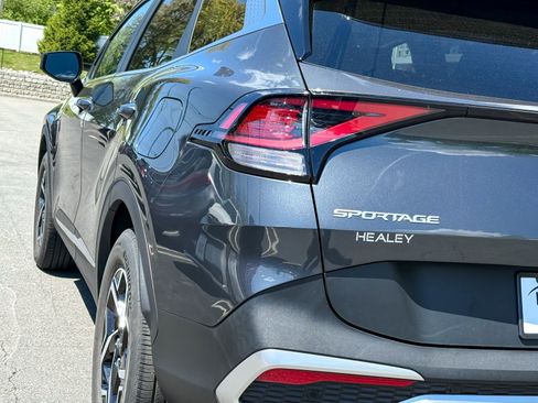 Used 2023 Kia Sportage LX AWD/4WD image 9