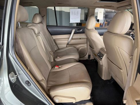 Used 2011 Toyota Highlander SE w/ Tow Pkg FWD image 13