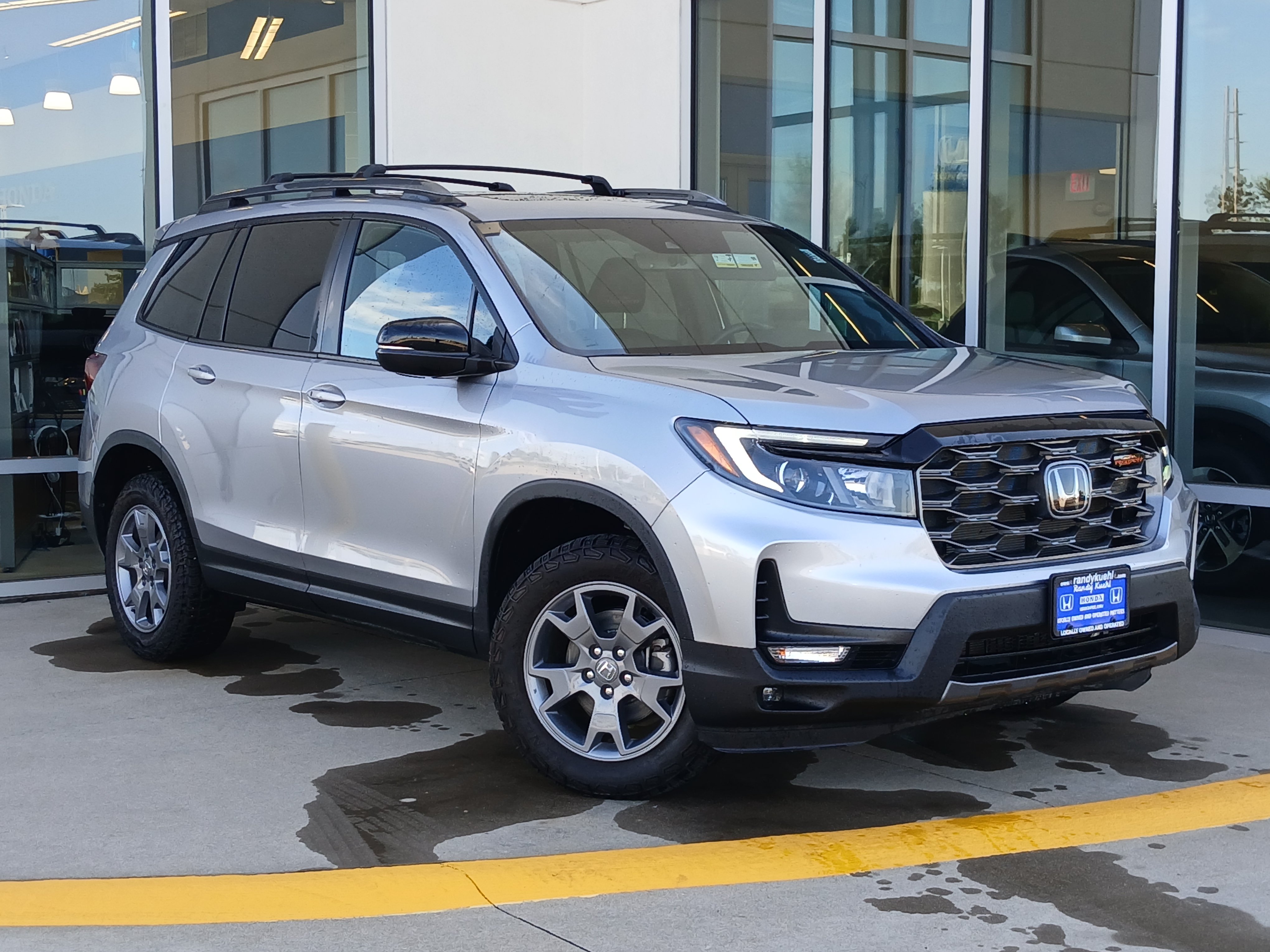 Used 2025 Honda Passport TrailSport image 2
