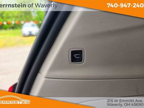 Used 2023 Chrysler Pacifica Limited FWD image 30