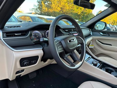 New 2025 Jeep Grand Cherokee Limited image 9