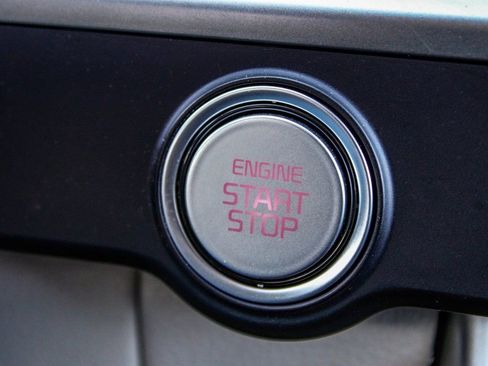 Used 2023 Kia Carnival LX image 29