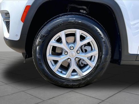 Used 2024 Jeep Grand Cherokee Limited w/ Luxury Tech Group II RWD image 13