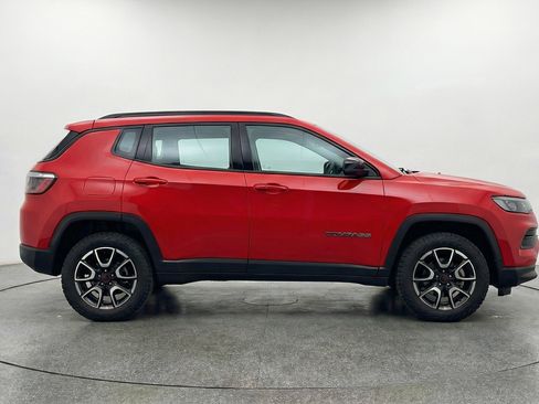 Used 2025 Jeep Compass Trailhawk AWD/4WD image 11