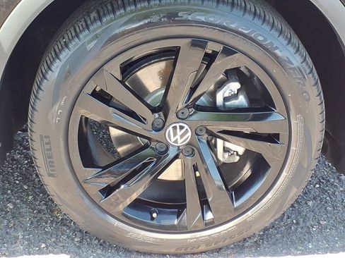Certified 2023 Volkswagen Tiguan SE R-Line image 9