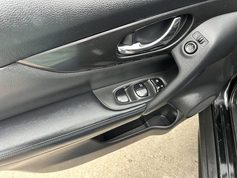 Used 2020 Nissan Rogue SV image 22