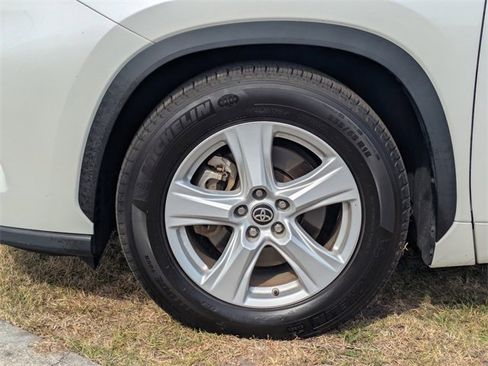 Used 2021 Toyota Highlander LE image 10