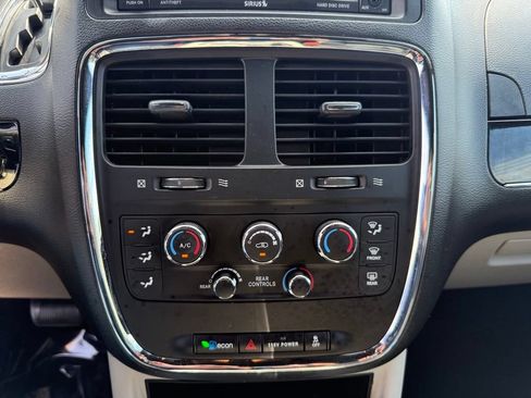 Used 2017 Dodge Grand Caravan SXT w/ Rear Park Assist Package FWD image 27