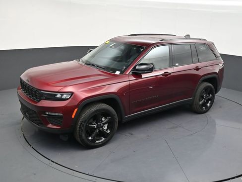 Used 2025 Jeep Grand Cherokee Limited w/ Black Appearance Package RWD image 13
