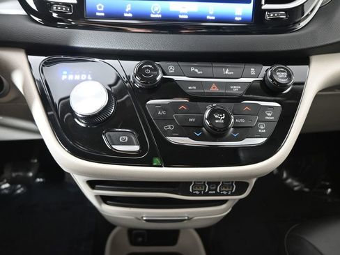 Used 2024 Chrysler Pacifica Touring-L FWD image 31